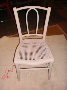 chaise-en-paille-rose-fanee-et-gris-copie-1