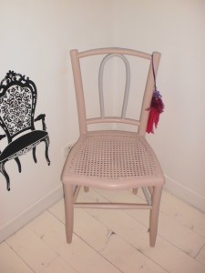 chaise-paille-rose-fanee