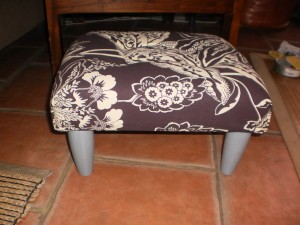 repose-pieds-gris-et-violet