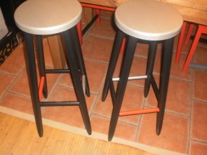 tabourets-de-bar-noirs--metals-et-rouges-1
