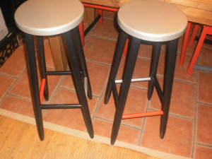 tabourets-de-bar-noirs--metals-et-rouges-1