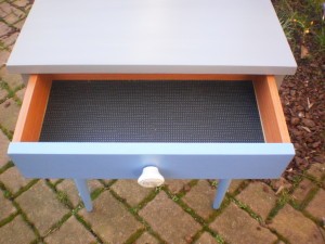 chevet-vintage-bleu-et-gris-interieur-tiroir