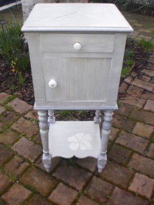 meuble-d-appoint-gris-clair-patine