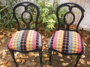 chaises-noires-tissu-pois-apres