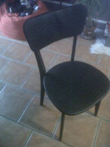 chaise-noire-peau-de-croco-1