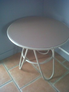 table-basse-ronde-beige-et-argile1