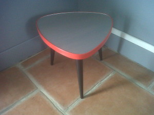 table-basse-vintage-noire--rouge--metal-1