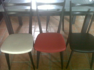 chaises-vintages-noire--rouge--argent