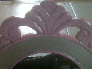 cadre-baroque-argent-et-mauve-detail