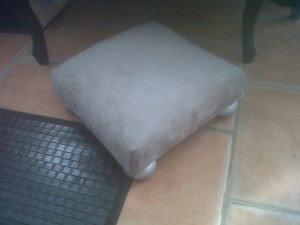 repose-pieds-suedine-beige-et-argent