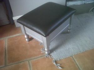 repose-pieds-noir-et-argent-2